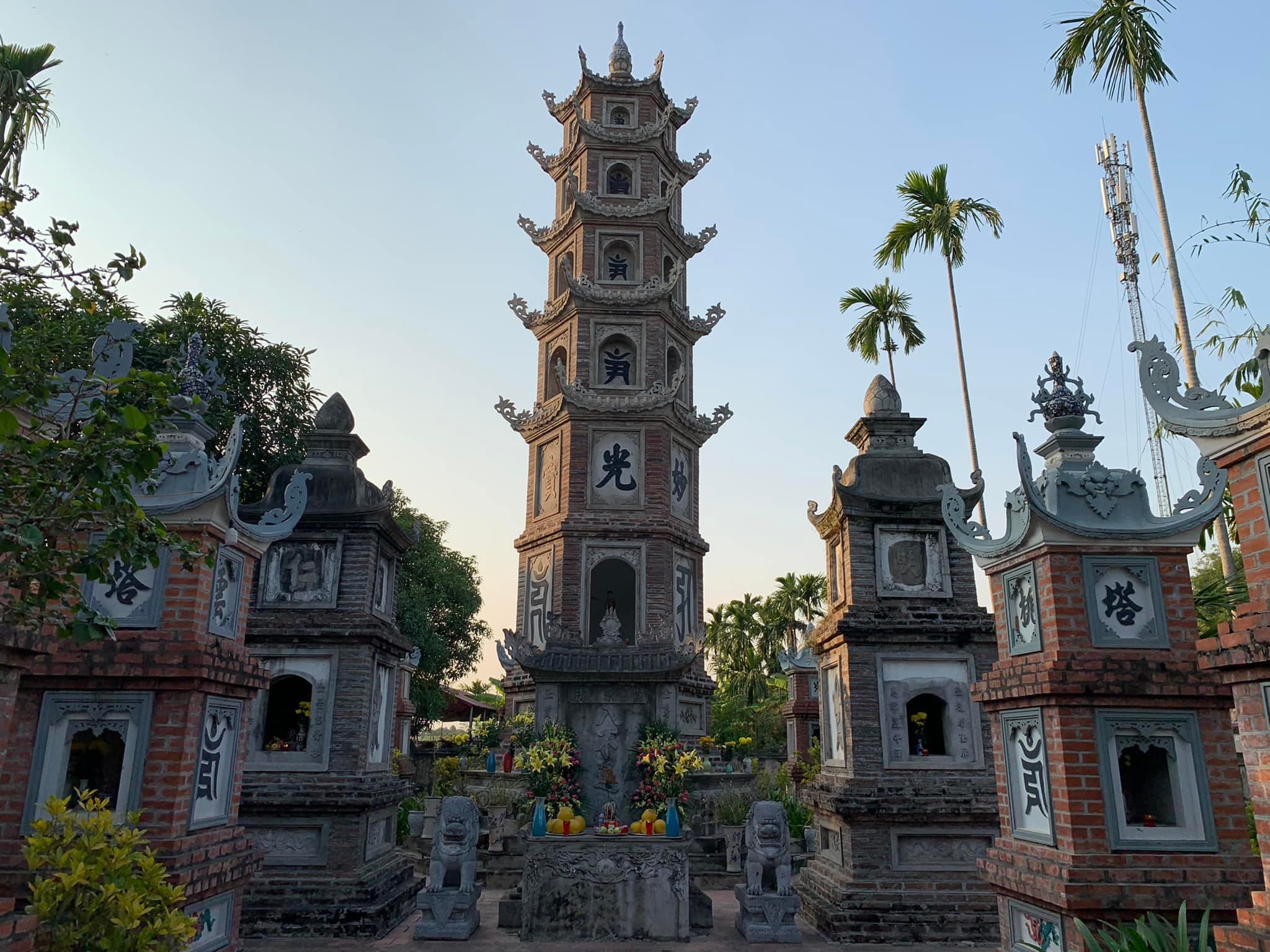 Chùa Hoằng Ân là một trong những cổ tự lâu đời ven Hồ Tây, Hà Nội